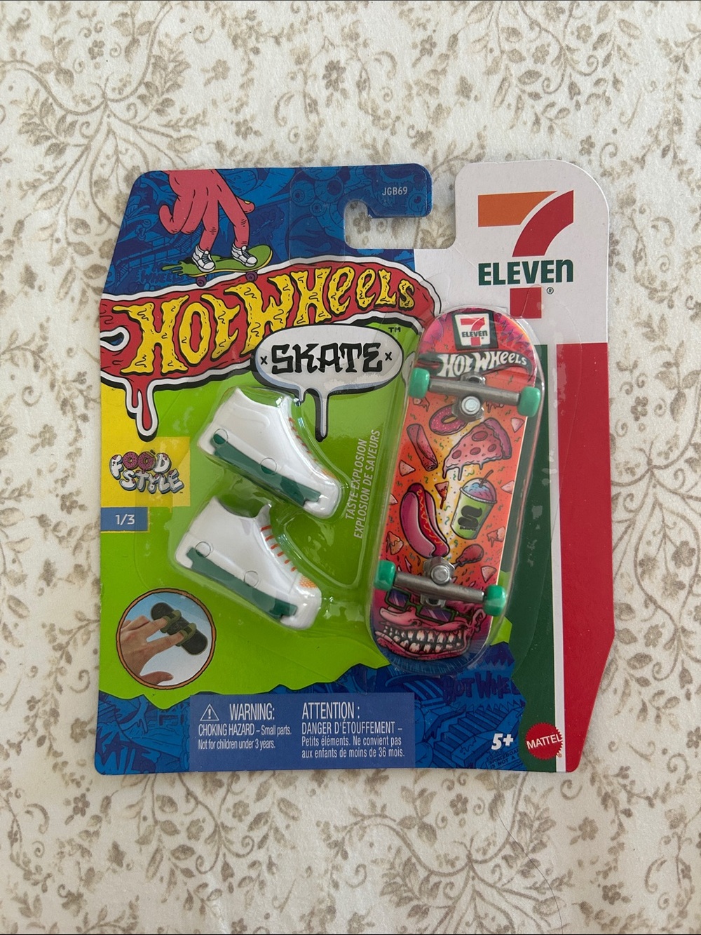 Skate Fingerboard Set with White & Green Shoes - 7-Eleven Edition